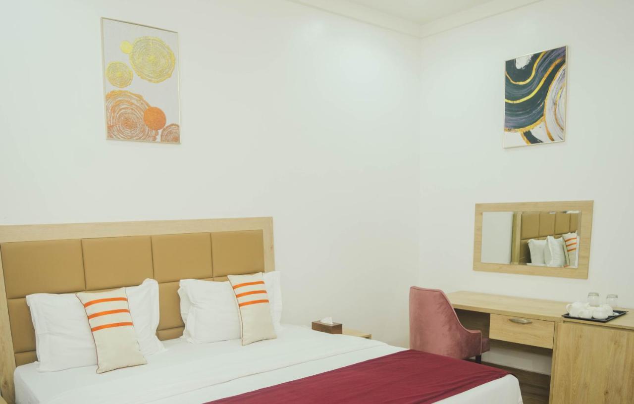 Quest Boutique Hotel Gwarinpa Bagian luar foto