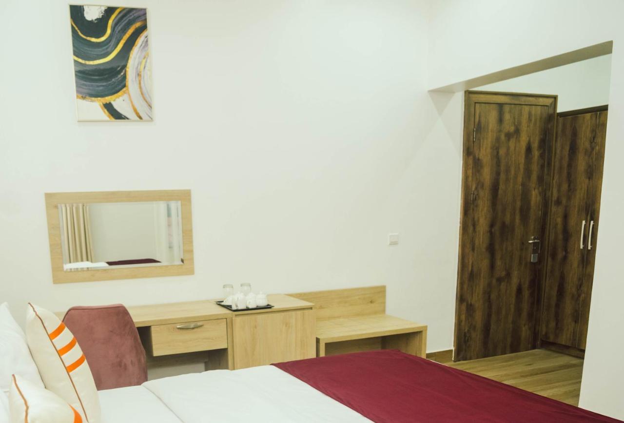 Quest Boutique Hotel Gwarinpa Bagian luar foto