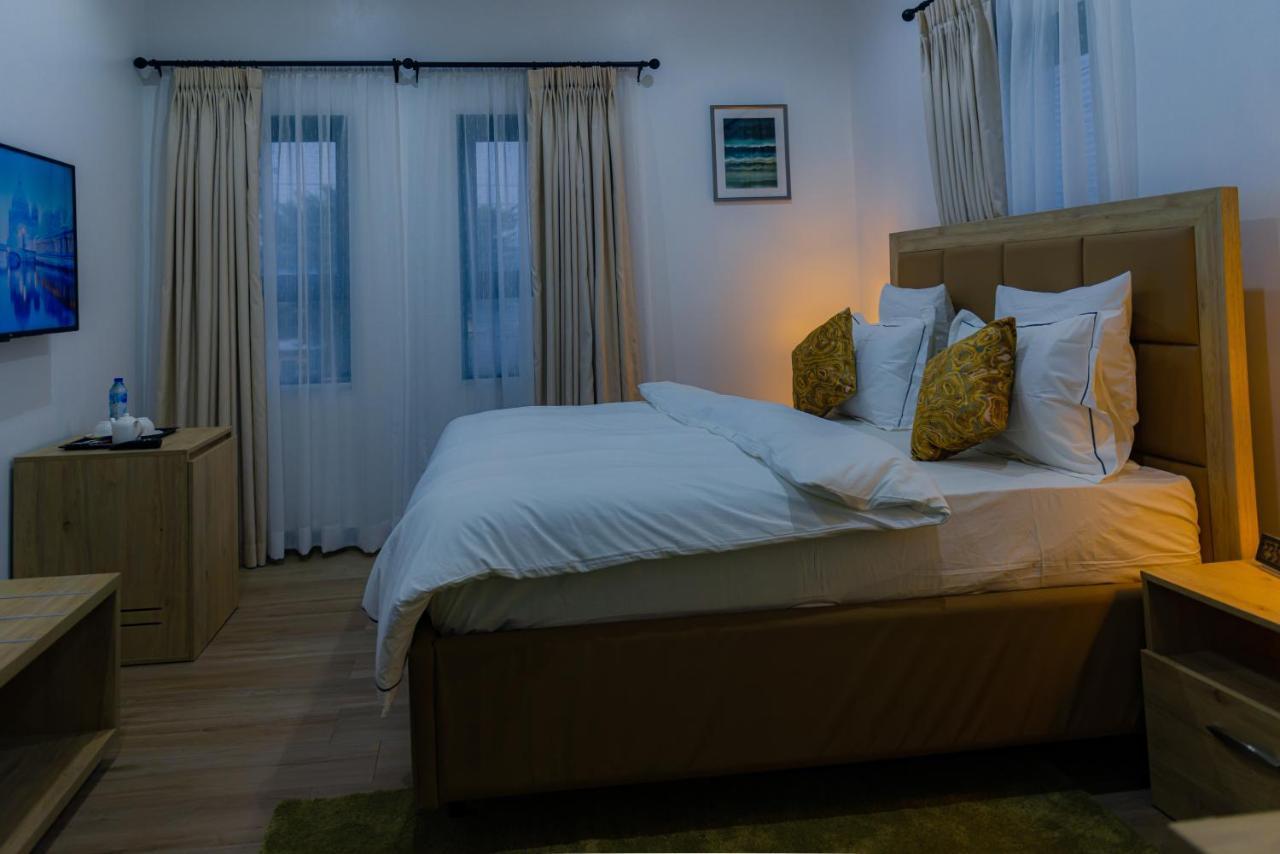 Quest Boutique Hotel Gwarinpa Bagian luar foto