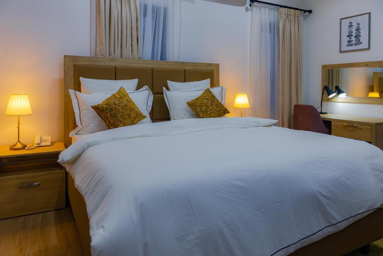 Quest Boutique Hotel Gwarinpa Bagian luar foto