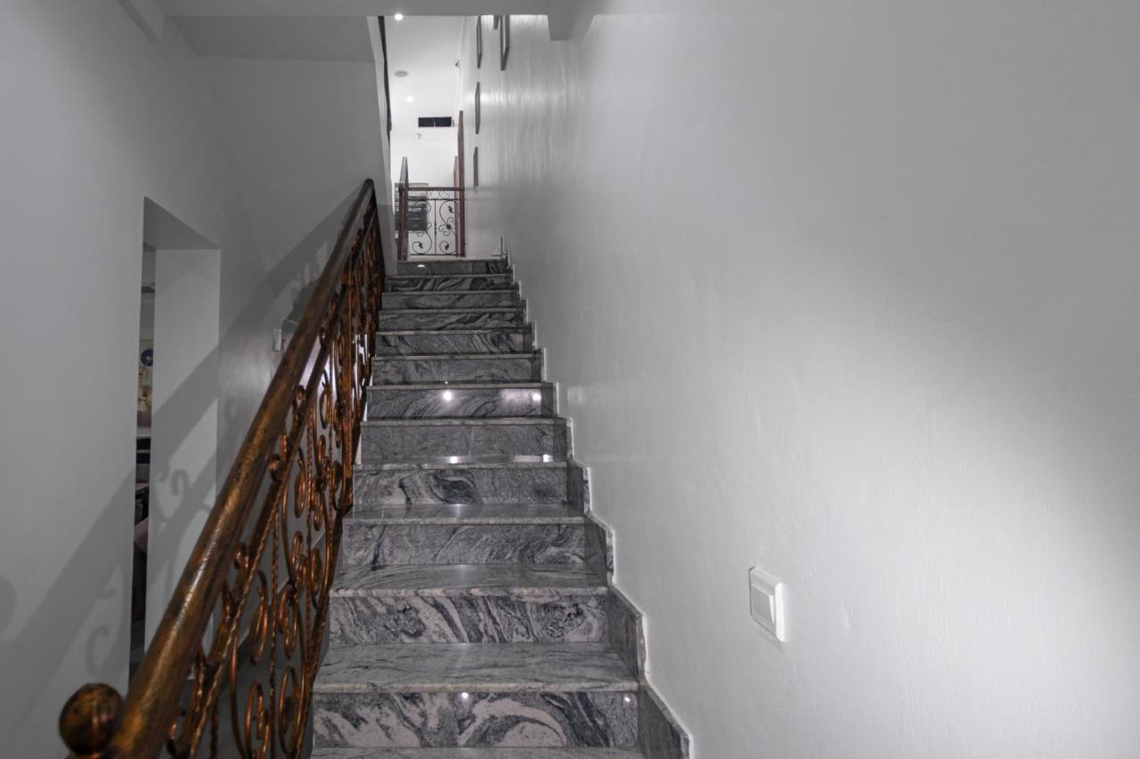 Quest Boutique Hotel Gwarinpa Bagian luar foto