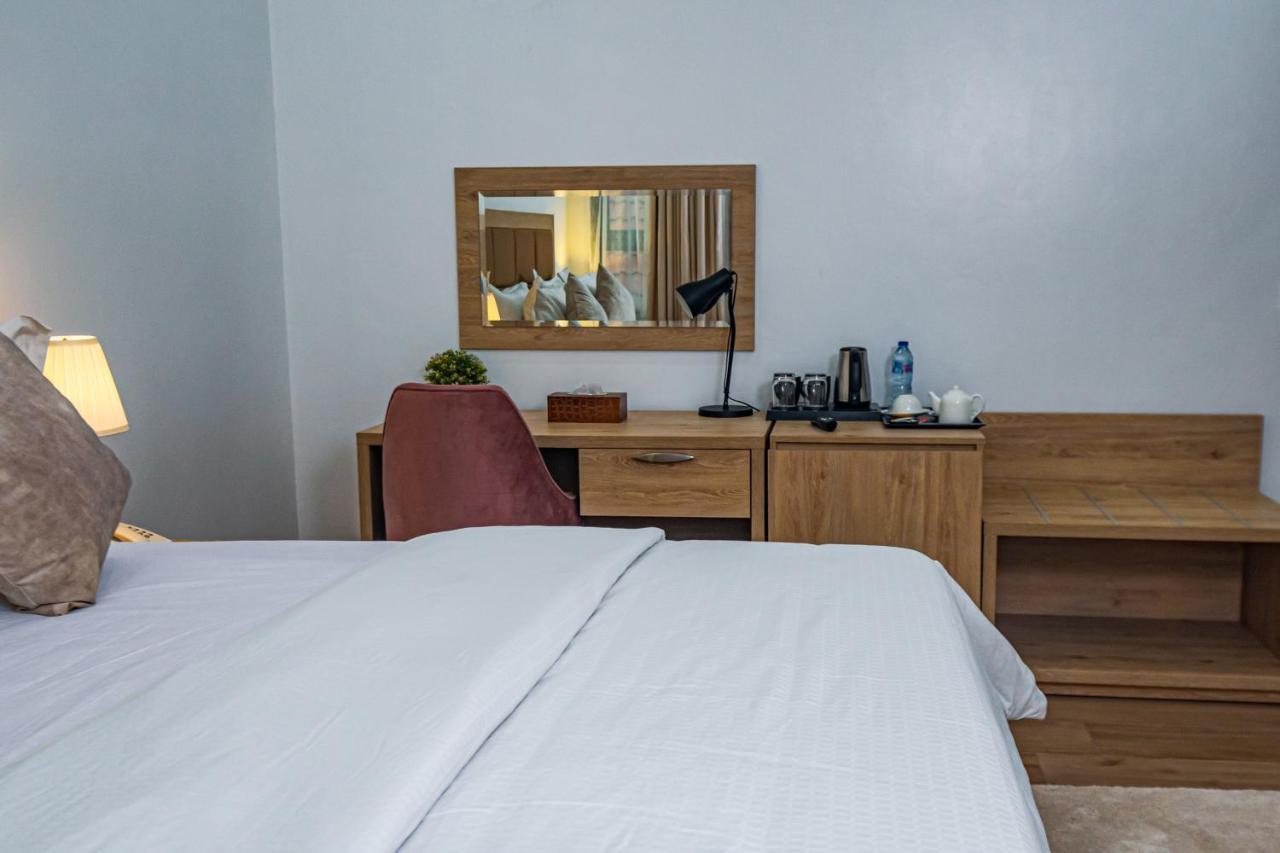 Quest Boutique Hotel Gwarinpa Bagian luar foto