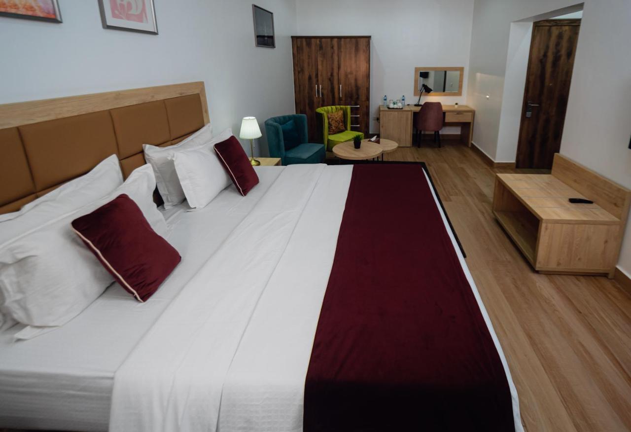 Quest Boutique Hotel Gwarinpa Bagian luar foto